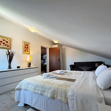 Lure With Sea View Apartament